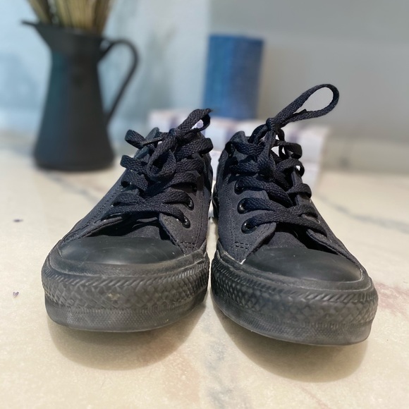 Black converse - Picture 3 of 5